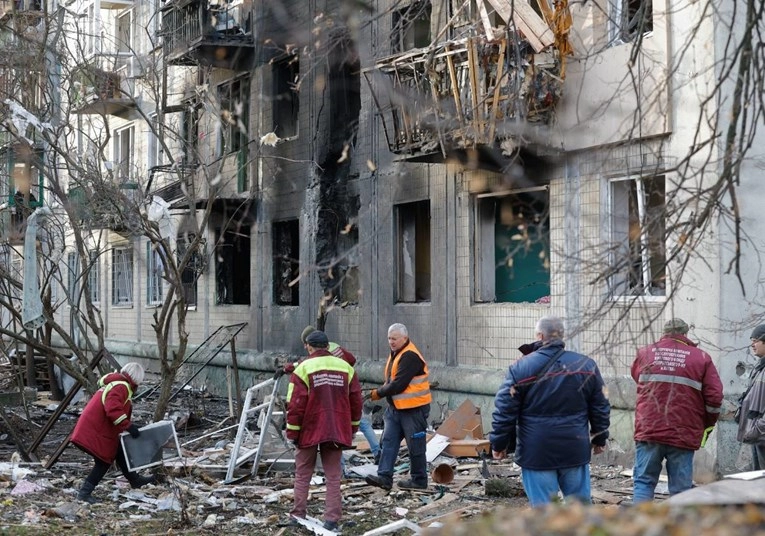 Rusija lansirala 470 dronova na Ukrajinu: Pogođena zgtrada gori, 10 mrtvih