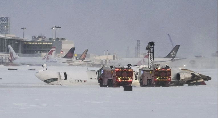 Avion se preokrenuo na pisti u Kanadi, nema mrtvih. "Visili smo kao šišmiši"