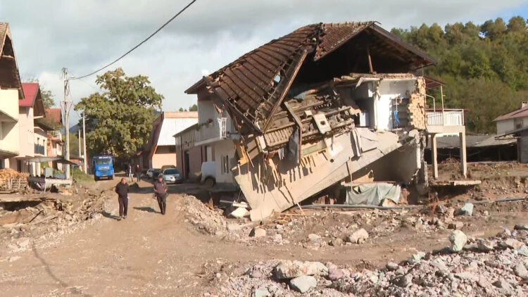 Fikret nakon poplava u Konjicu živi u kontejneru: Smrzavam se, grijem se u autu