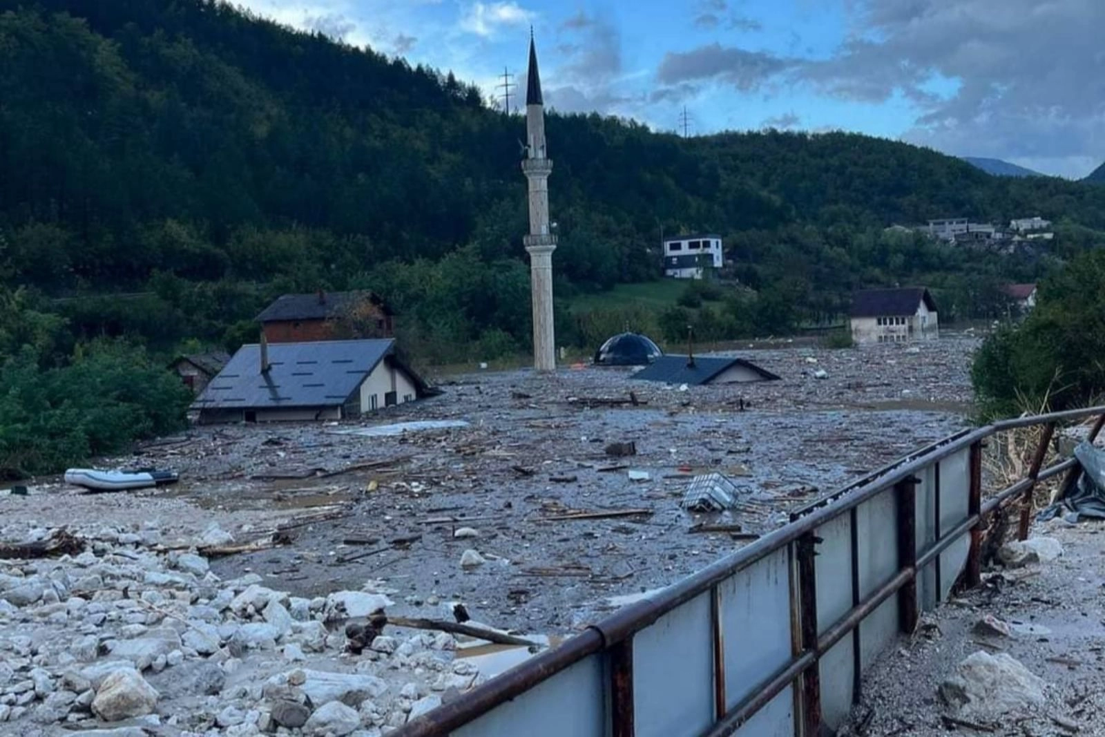 Stravični detalji iz Jablanice: Otac i sin spasili 10 ljudi iz poplava, a onda je bujica povukla i sina