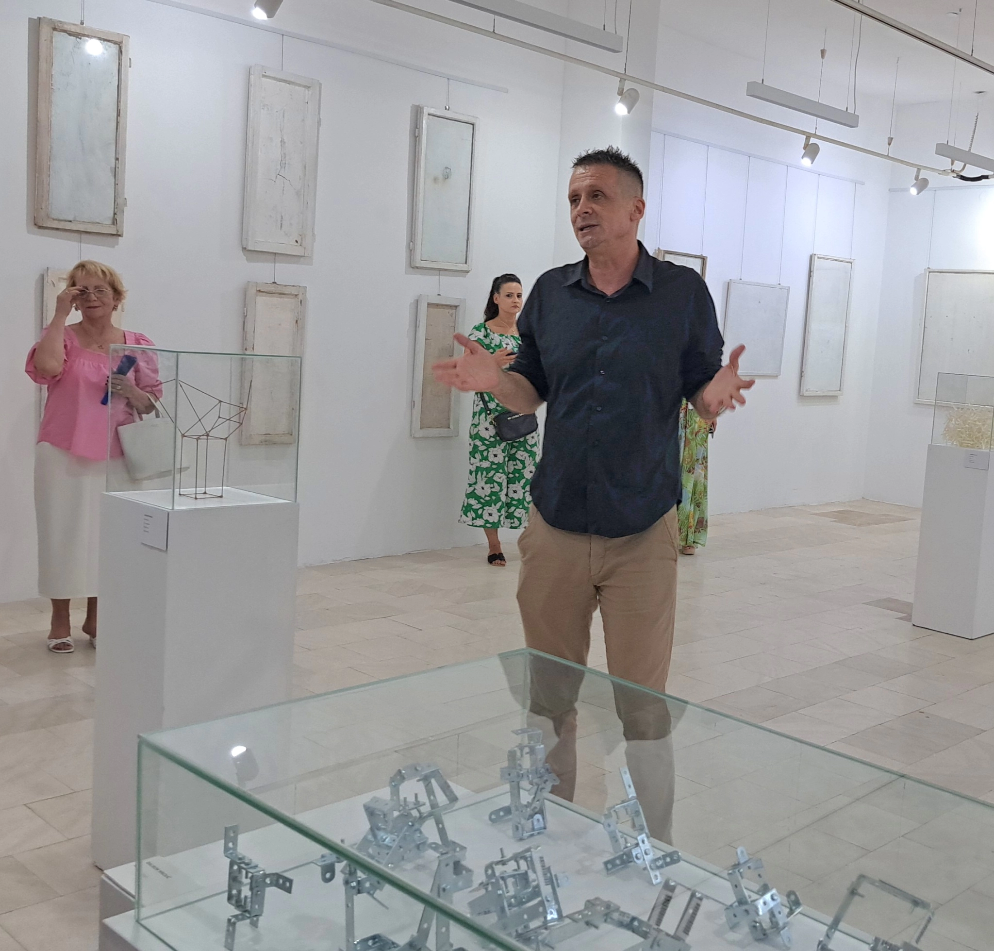 Mostar: Otvorena izložba trojice kipara pod nazivom „Zidovi plastika i sitna plastika“