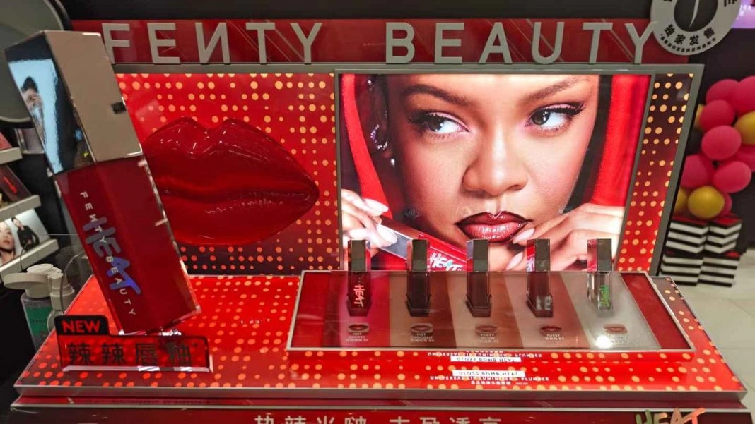 LVMH razmatra prodaju udjela u Rihanninom Fenty Beauty
