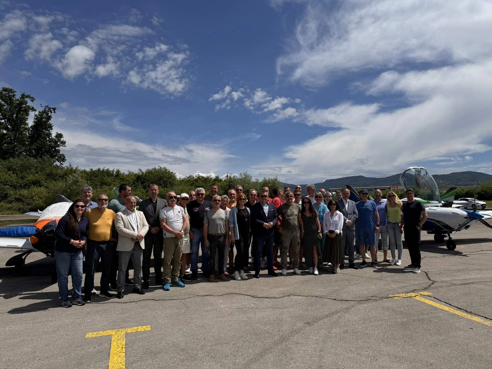 Aero spektakl u Živinicama: 17 njemačkih biznismena sletjelo privatnim avionima