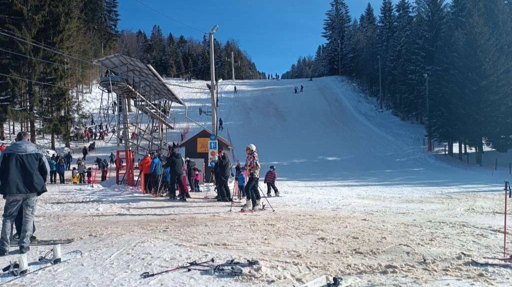 Noćnim skijanjem večeras se otvara skijaška sezona na Ponijerima