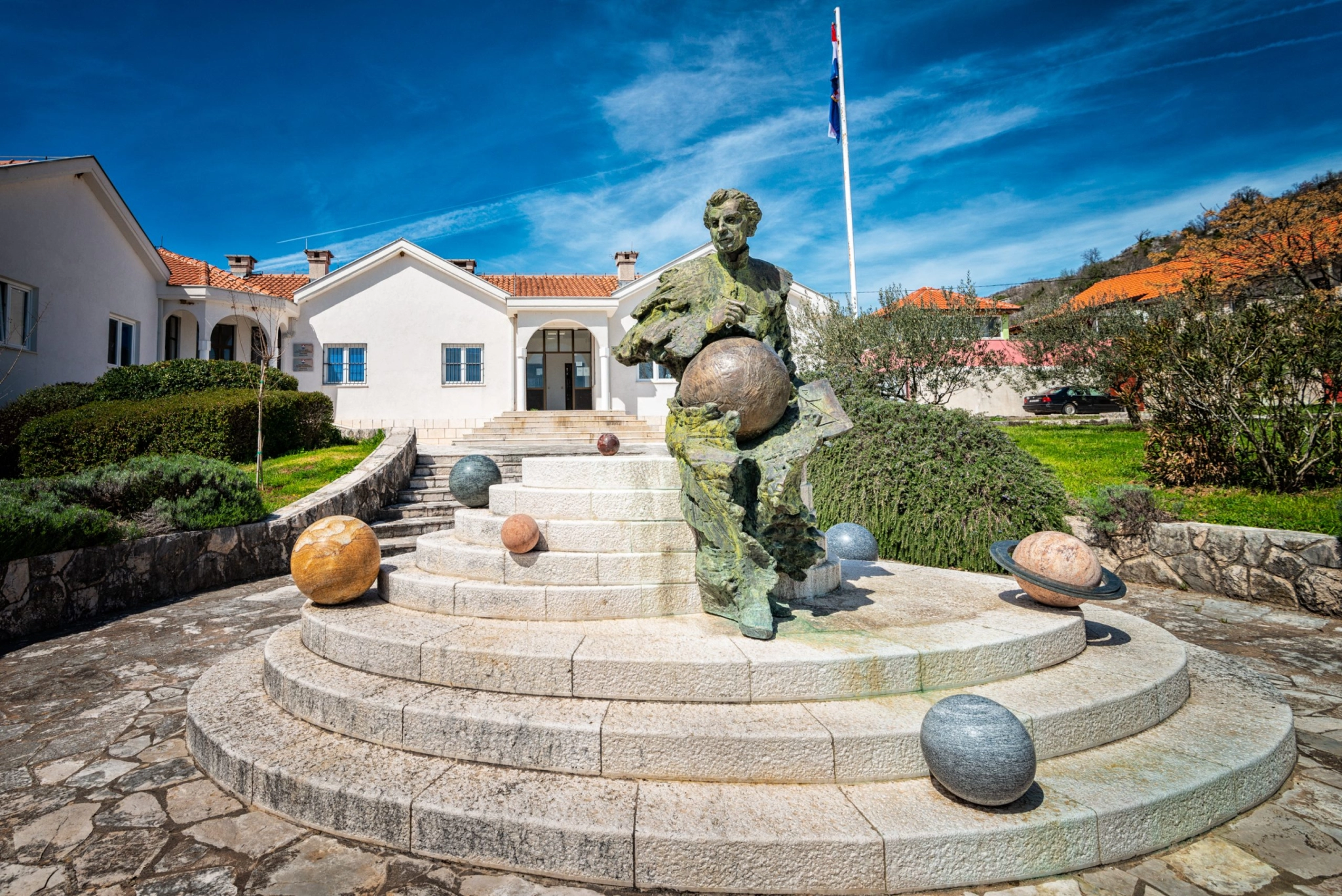 Spomenik Ruderu Boskovicu u Ravnom scaled