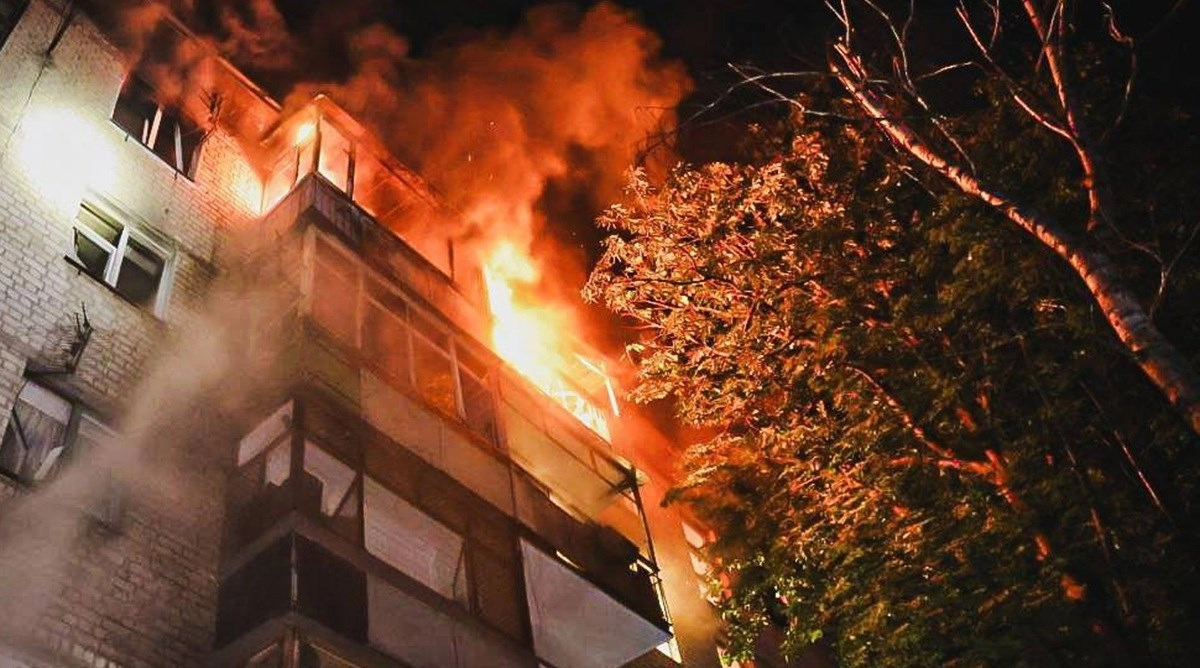 Masivni napad na Harkiv, gore stambene zgrade. Ima mrtvih i puno ranjenih