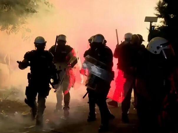 Puno uhićenih u brutalnoj akciji policije u Novom Sadu. Vučić napao "europski ološ"