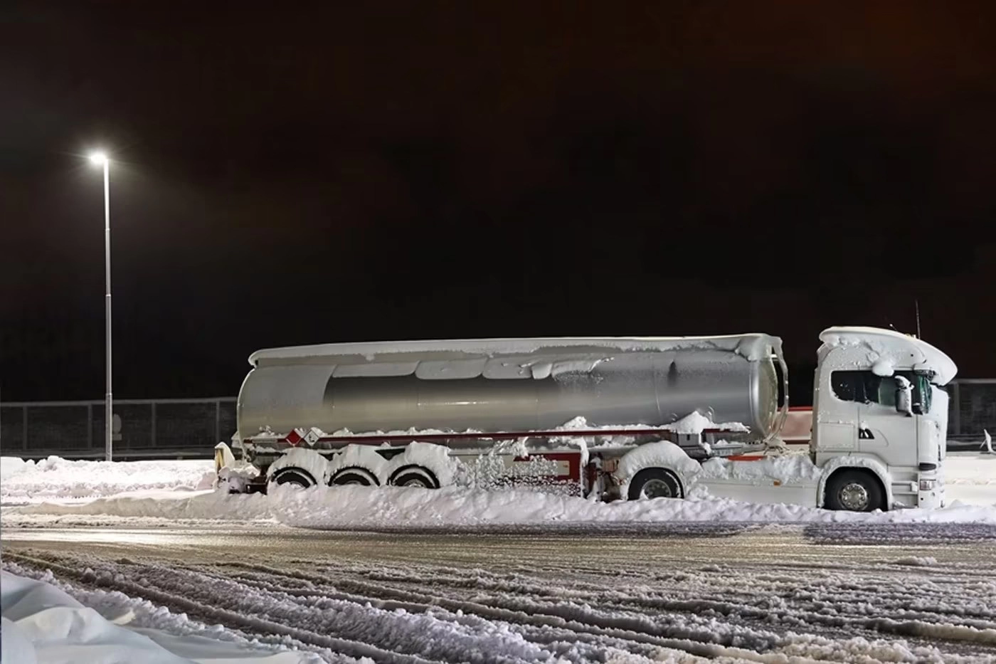 Na Bradini se popriječila cisterna, zaustavljen promet na M17