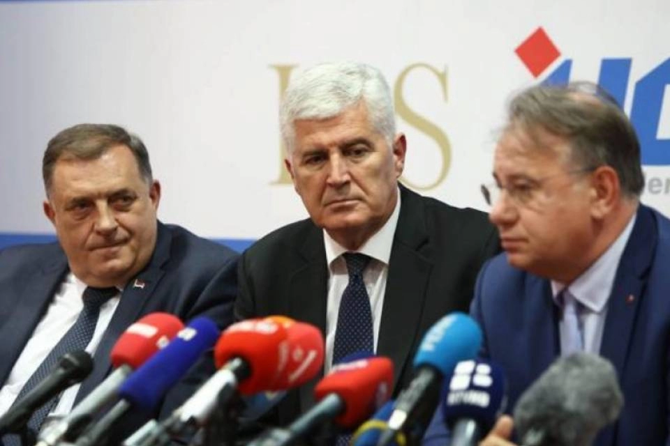 FARSA Dok se iz džepova žitelja isisavaju milijarde maraka zabavlja ih se pričom o rezervnim sastavima policije