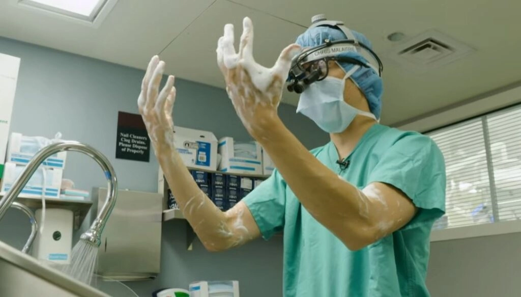 Znate li zašto kirurzi ulaze u operacijske sale podignutih ruku?