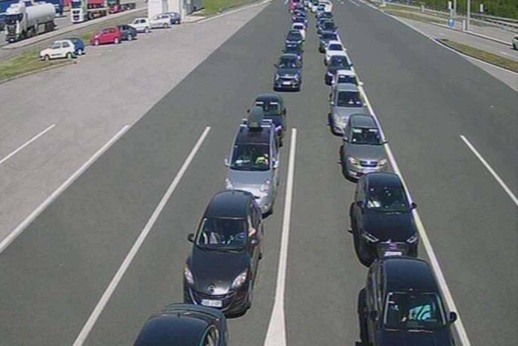 Kilometarske kolone na većini graničnih prelaza