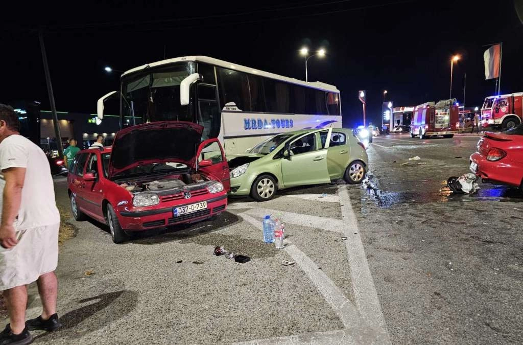 Sudar autobusa i tri vozila kod Kozarca, jedna osoba teže povrijeđena i pet lakše