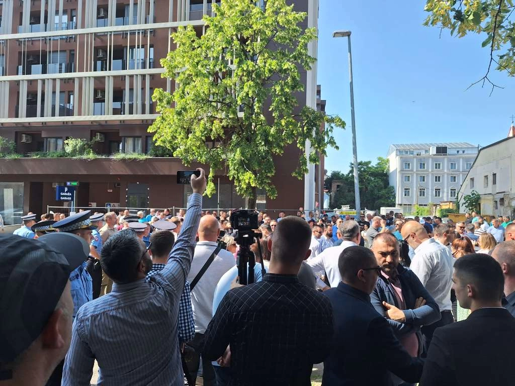 Miličević predat Specijalnom tužilaštvu, pristalice ispred zgrade pružaju podršku