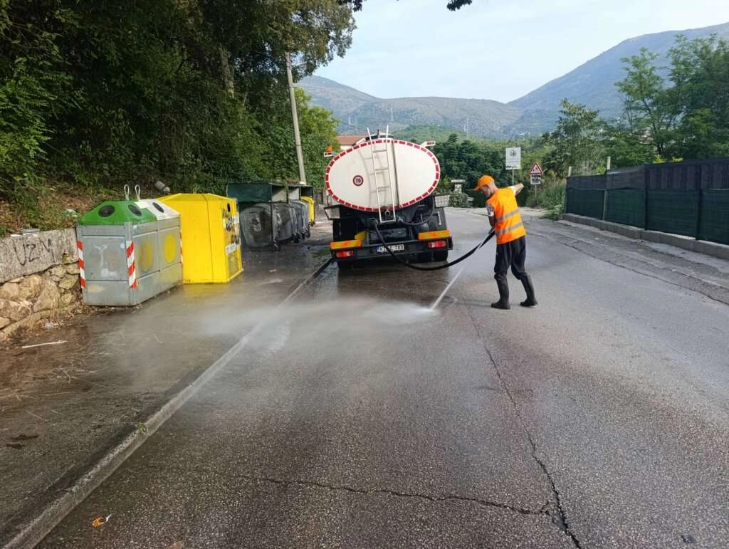 Mostar: Otpad se privremeno odvozi na deponiju Mošćanica, u tijeku čišćenje ulica