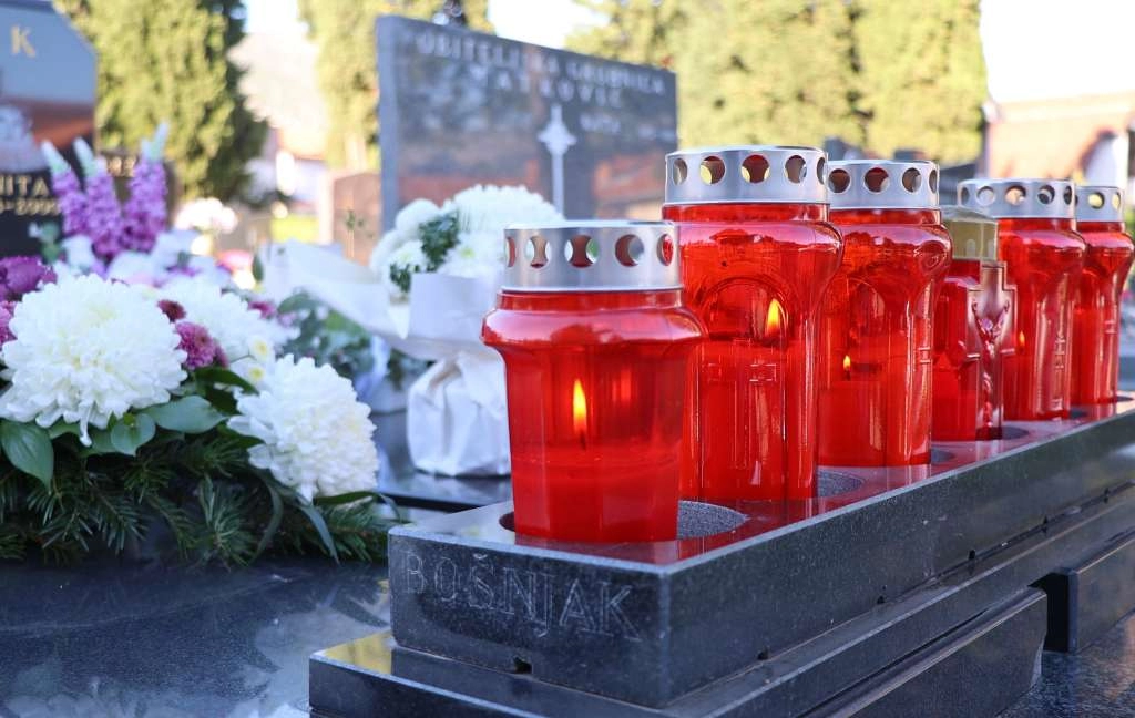 Blagdan je Svih svetih: Katolici obilaze grobove svojih najmilijih