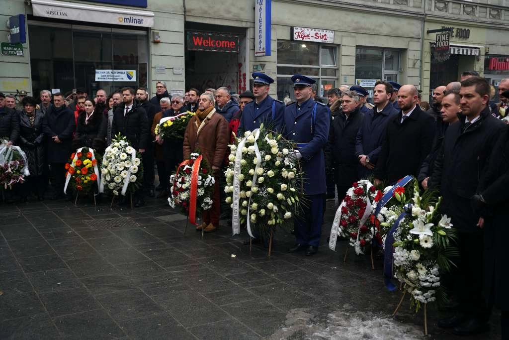 Polaganjem cvijeća kod Vječne vatre brojne delegacije obilježile Dan državnosti BiH