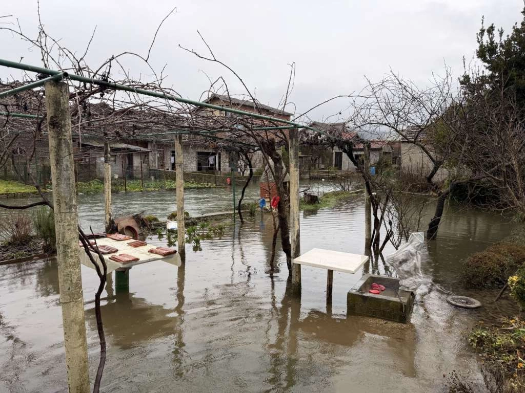 Izlijevanje vode ugrozilo kuću u Jablanici, odron u Glodnici