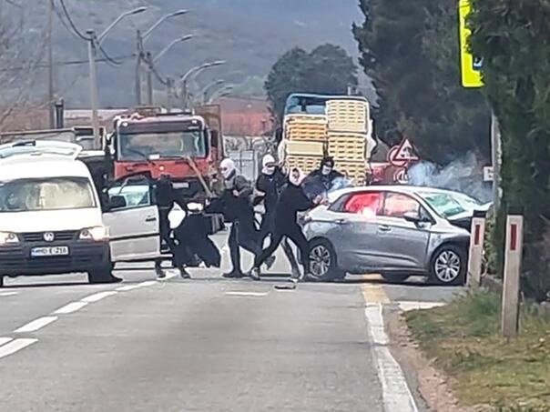 Kaos na ulazu u Mostar: Maskirani napadači palicama i bakljama uništili vozilo