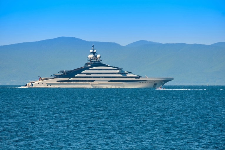 Jedna od najvećih jahti na svijetu prošla kroz Hormuz. Vlasnik ruski oligarh