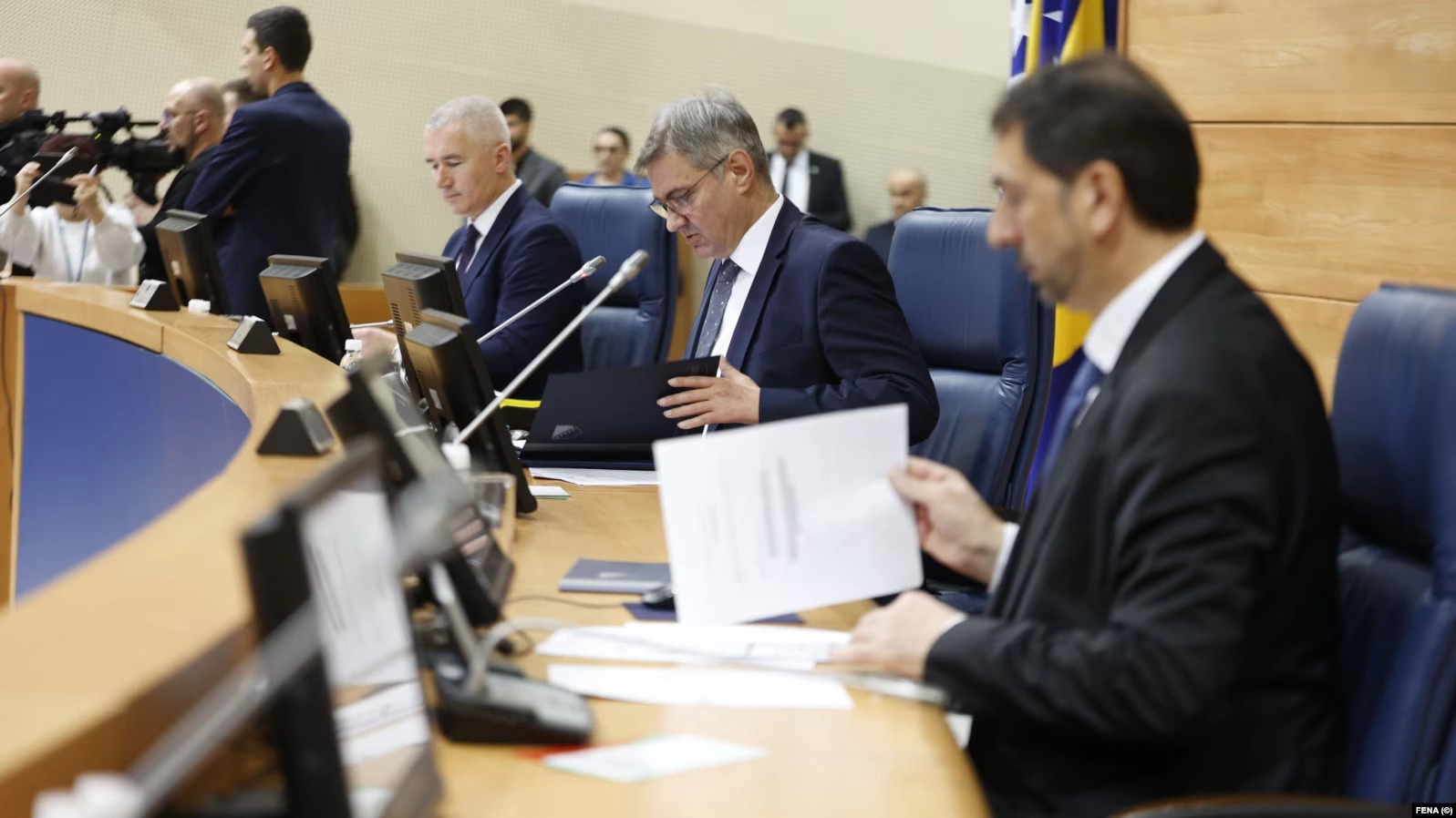 Zastupnici putuju svijetom, a ti se narode kupaj