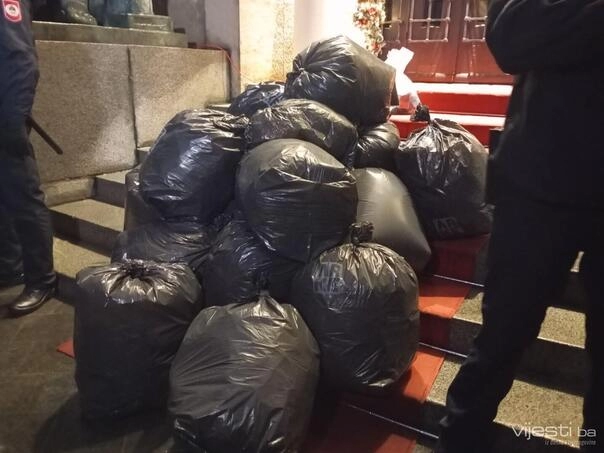 Stanivuković donio vreće s lažnim novcem ispred Palate predsjednika RS: Dobijao sam batine, ali se ne bojim