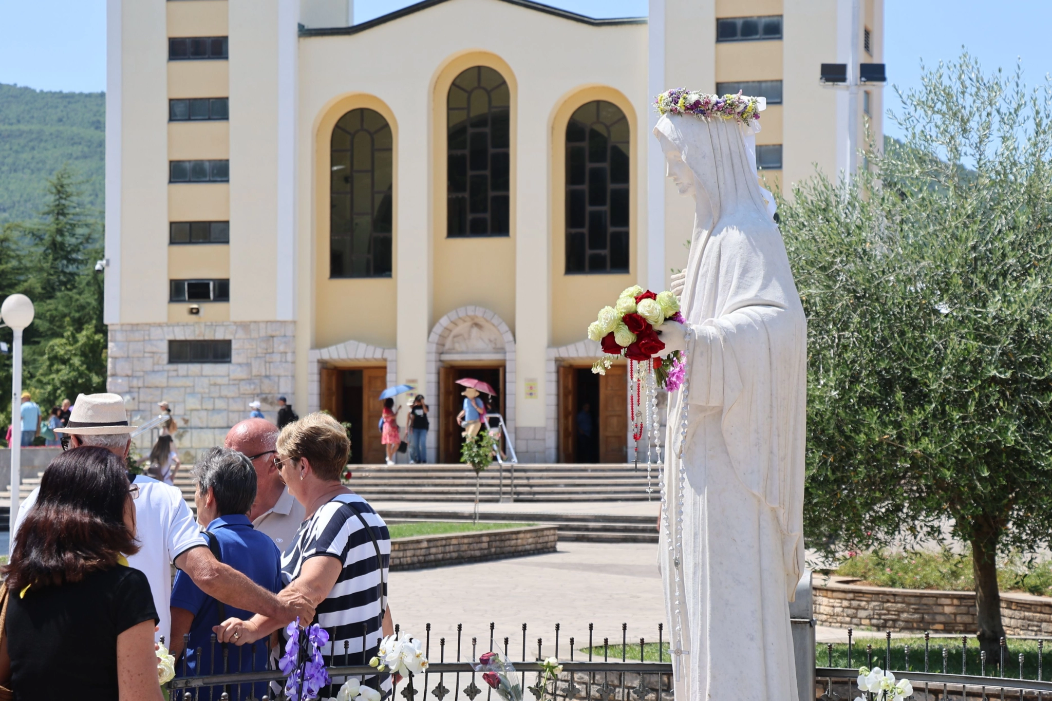 Više tisuća hodočasnika slilo se u Međugorje