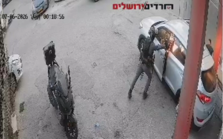 Izraelski policajac bacio šok-bombu u auto s Palestincima pa blokirao vrata