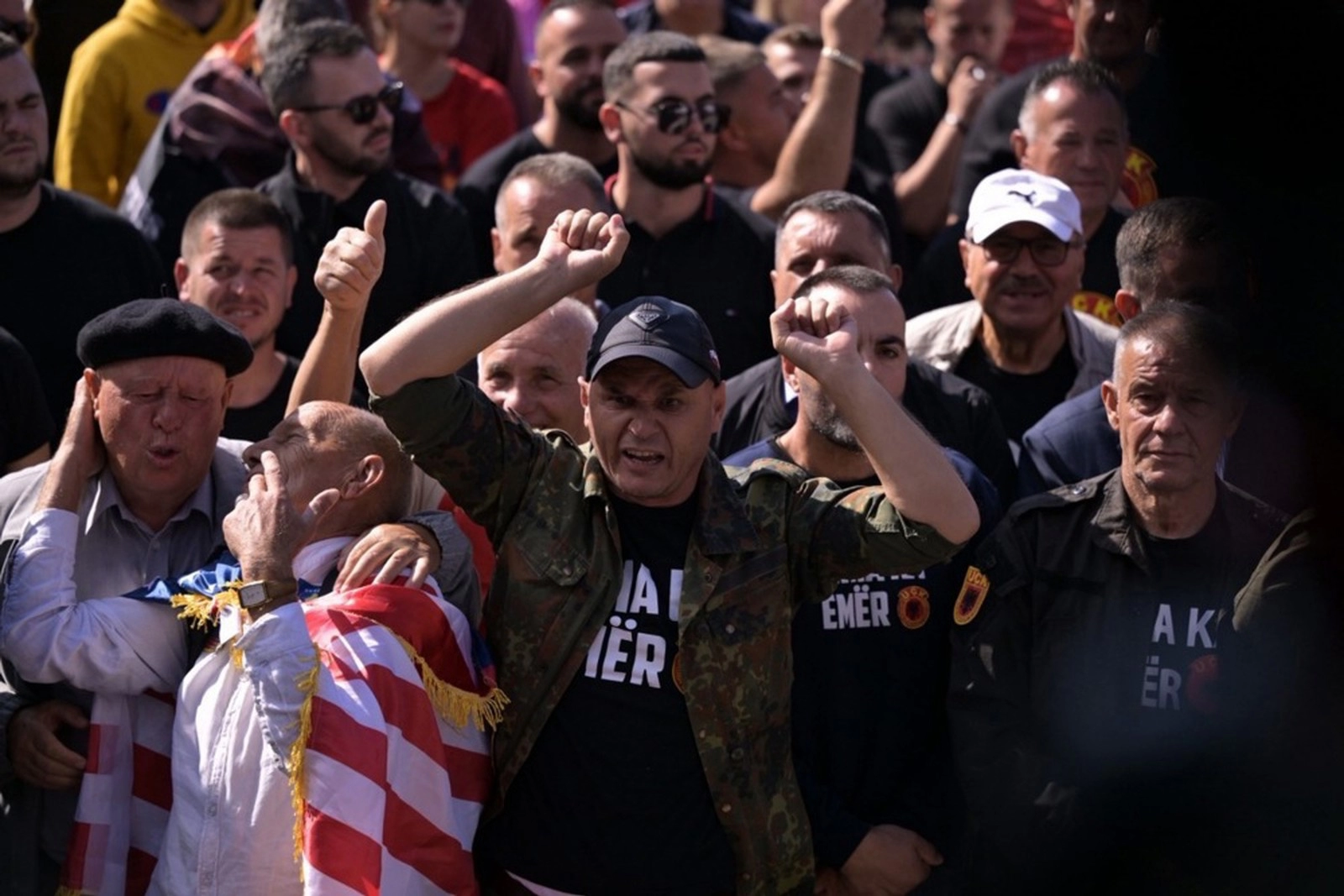 Tisuće u Prištini skandirale Thaçiju nakon presude, neki zaplakali