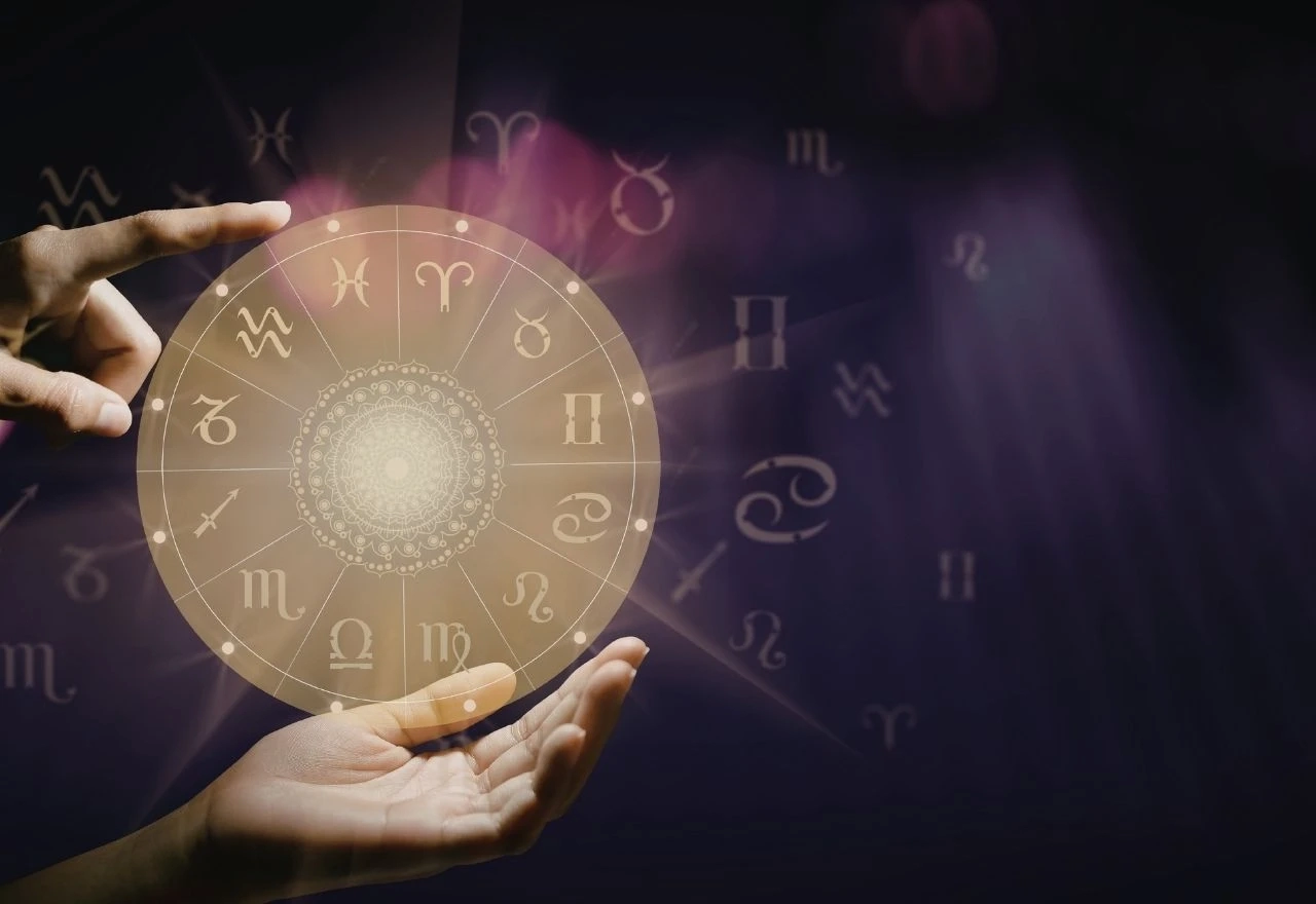 Horoskop za petak: Ovnove čeka iznenadni poziv, Blizance multitasking