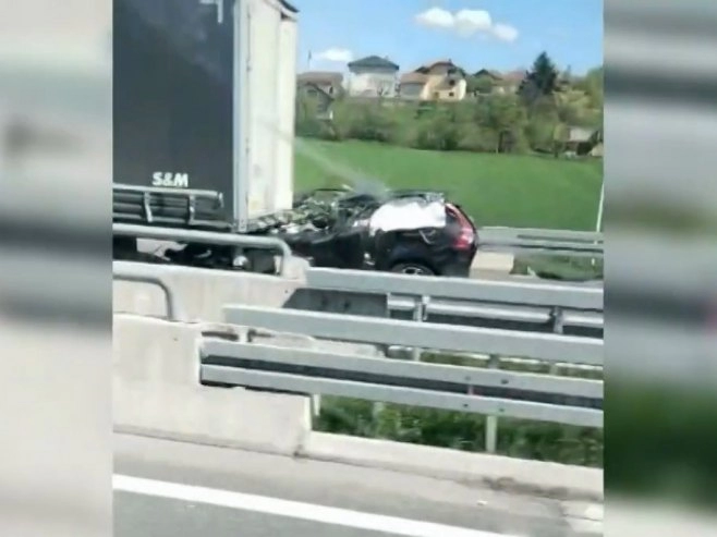 Srbija: Automobil podletio pod vlak, poginuli muškarac i dvoje djece