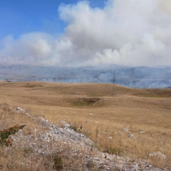 Veliki požar kod Tomislavgrada i Prozor-Rame i dalje aktivan, vatra prijeti Vran planini